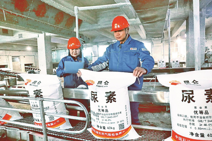 海外尿素暴涨90%！国内外价差突破3000元：国内为何"置身事外"？