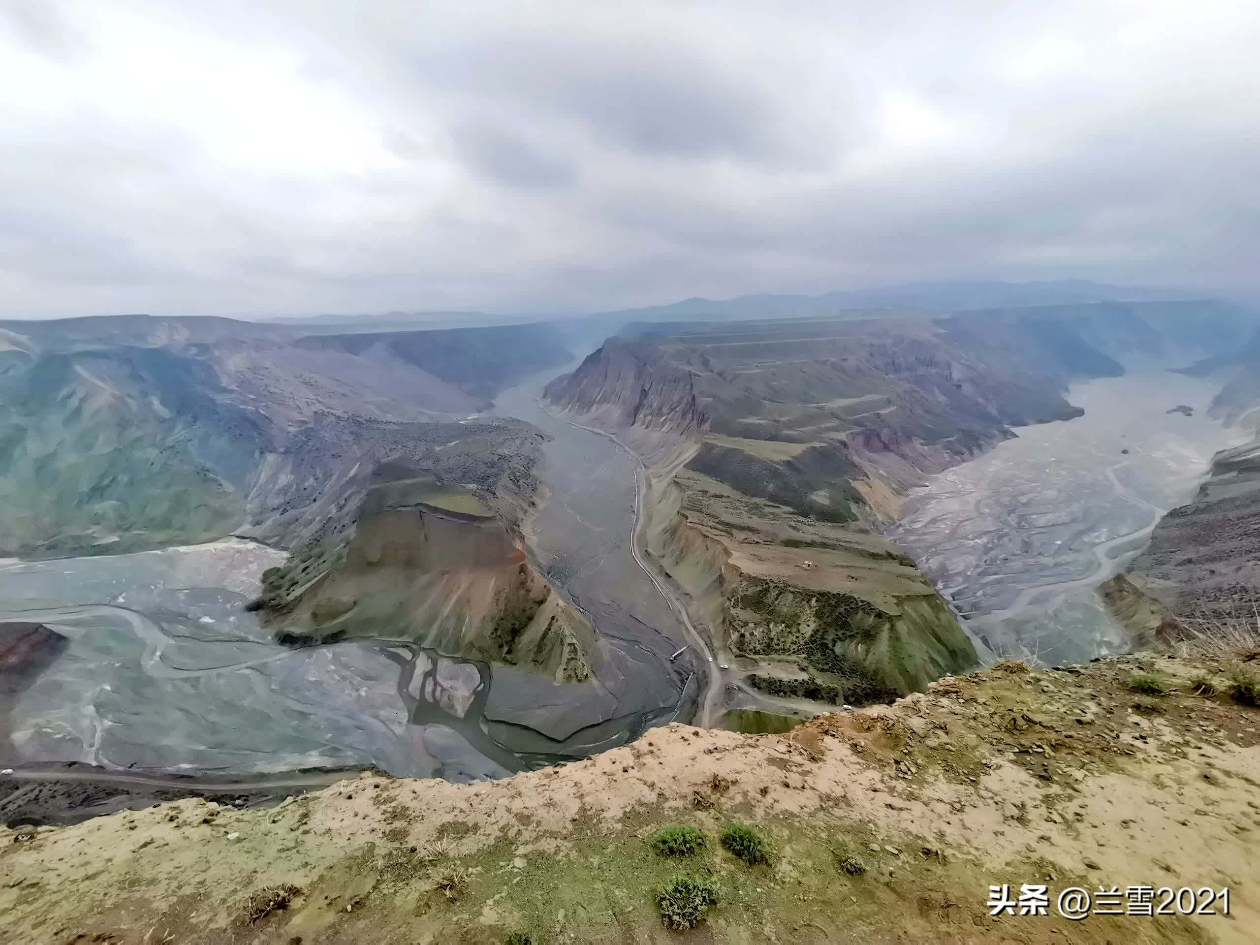 很多人不知道，新疆这条沟烧了129年，现在却美得不像真的，而且99%的人没去过