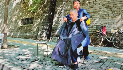 城墙根理发摊的市井生活