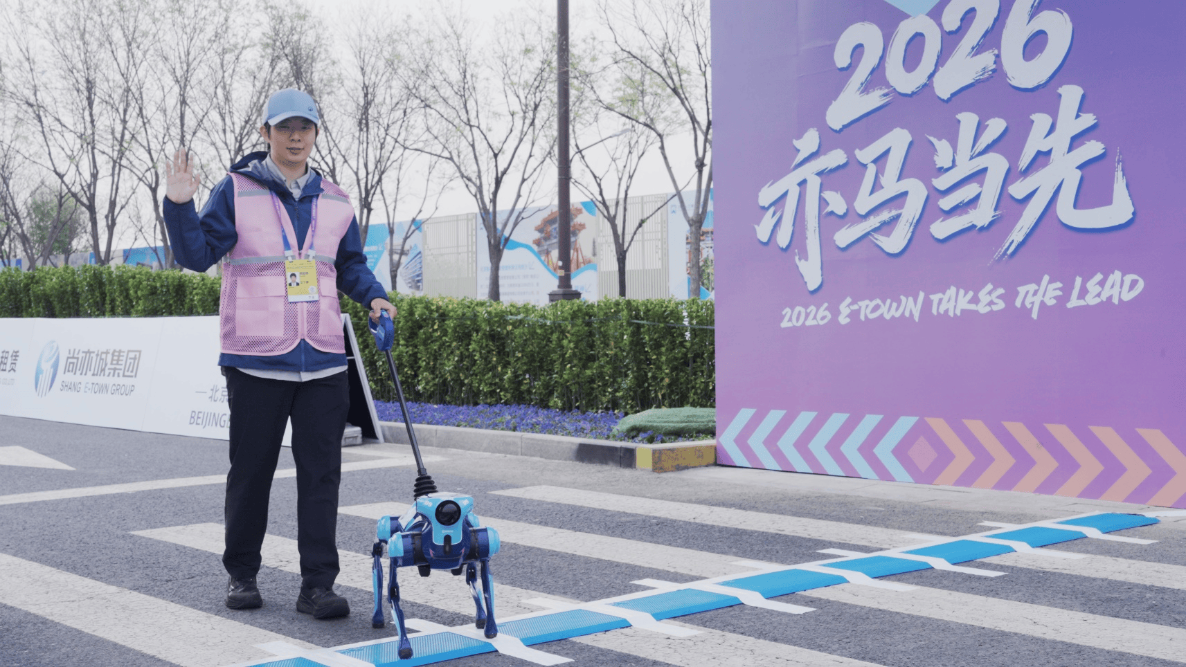 全球首款AI导盲犬亮相！高德途途能出门会思考