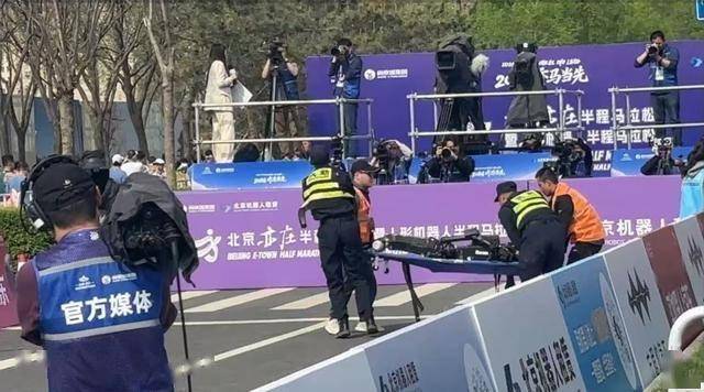 人形机器人马拉松比赛现场