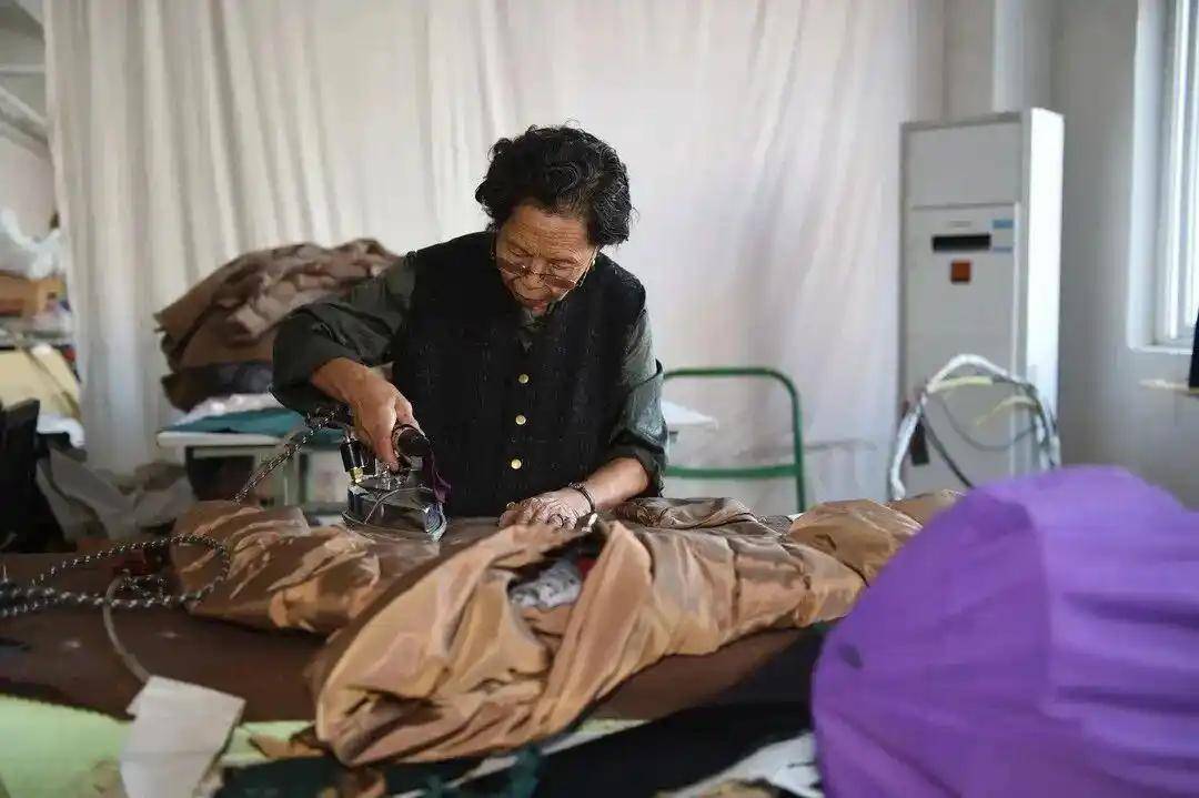 陈金英老人街头摆摊还债