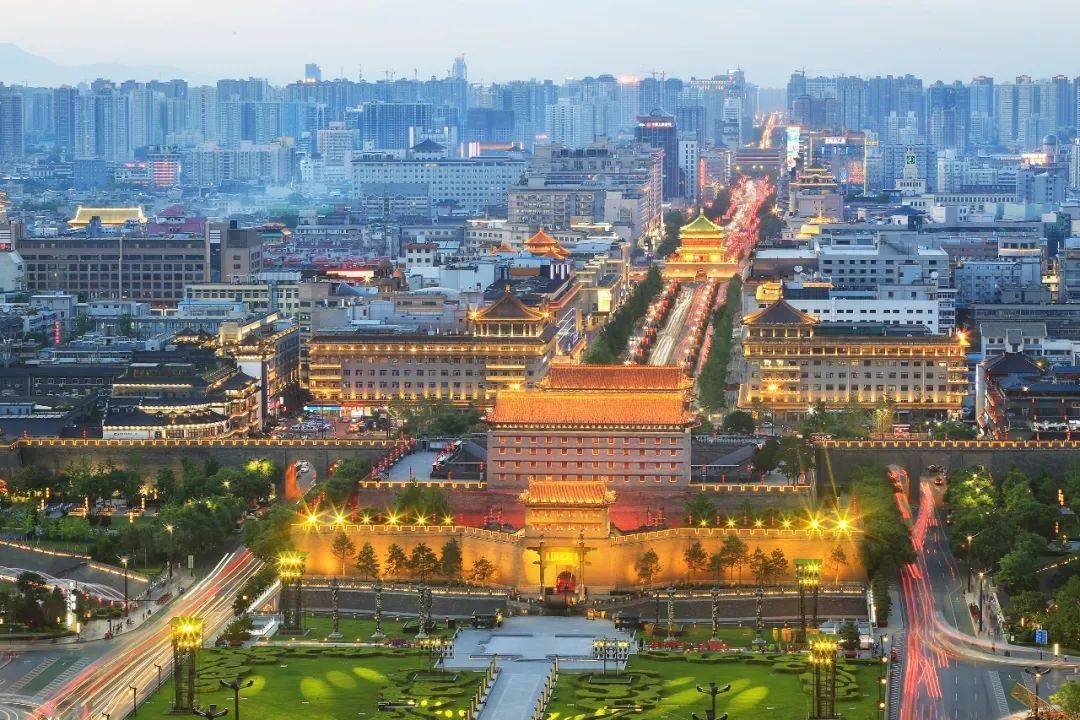 最后一车旧家具&mdash;&mdash;城墙根搬家老刘的三十五年，为上千户老街坊搬走了家，却搬不走心中的那条巷子