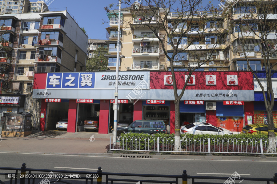西安老街汽修匠人：三十载修车生涯，一双手撑起几代人的车轮记忆！