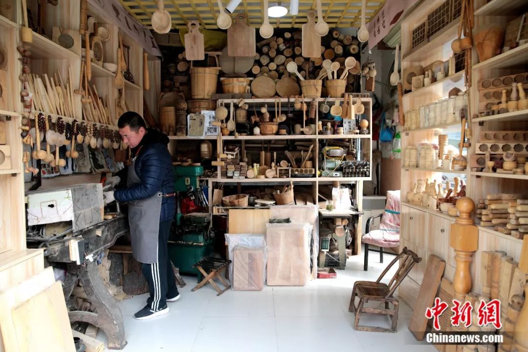 一把螺丝刀、四十二年、半条湘子庙街&mdash;&mdash;西安老巷维修匠人陈守义，在旧电器的嗡嗡声里为街坊们守住了那些舍不得扔的时光，修好了物也修好了心
