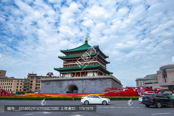 西安钟楼下，他守着一间照相馆四十年，拍下了三代人的全家福，也拍下了一座城的时光倒影