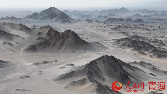 青海有个地方，开车进去后我把车停在黑色戈壁，发了2小时呆