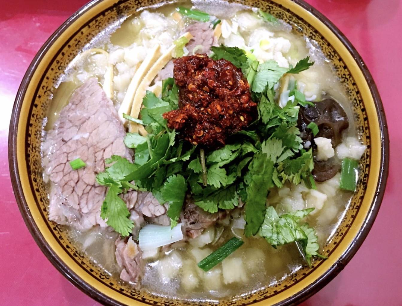 一碗羊肉汤泡饼，让落魄乞丐逆袭成开国皇帝！西安回民街这道千年美食背后的传奇故事，藏着多少鲜为人知的历史风云？
