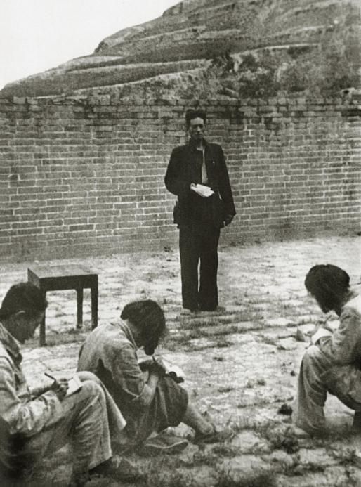 三尺讲台、四十年、一千个孩子&mdash;&mdash;大雁塔下那间亮了四十年的免费教室，七旬退休老教师孙凤英用粉笔灰为寒门学子铺出了一条改变命运的读书路