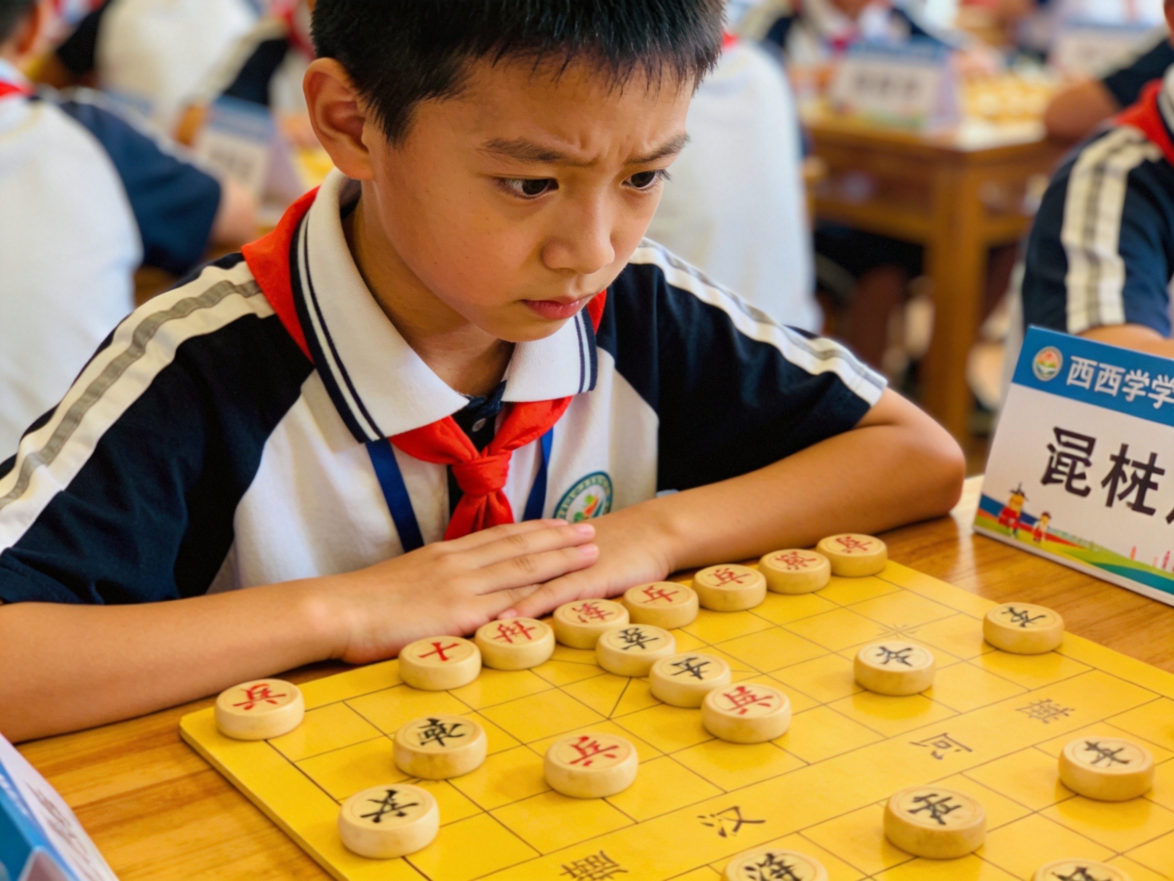 9岁西安男孩拄拐赴赛：骨折也挡不住的下棋路