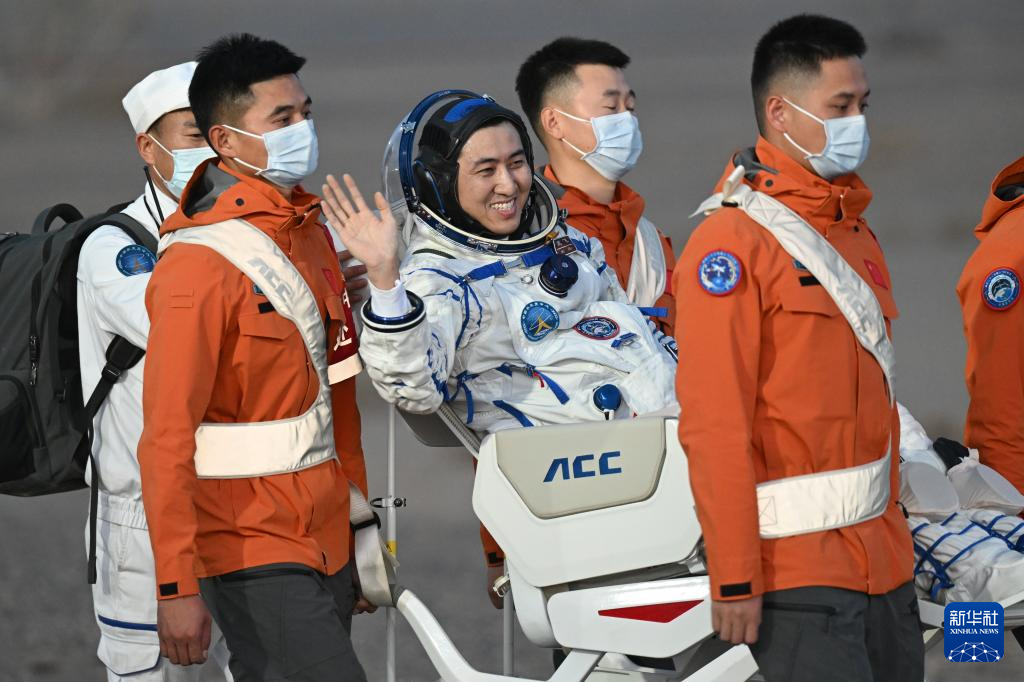 航天员出舱