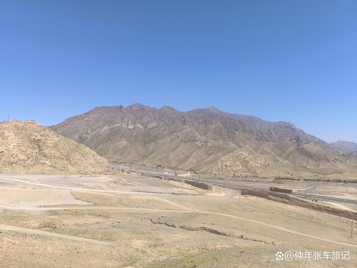 贺兰山三关口全景