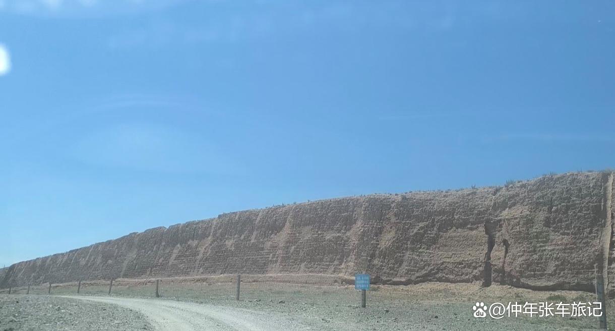 长城夯土墙全景