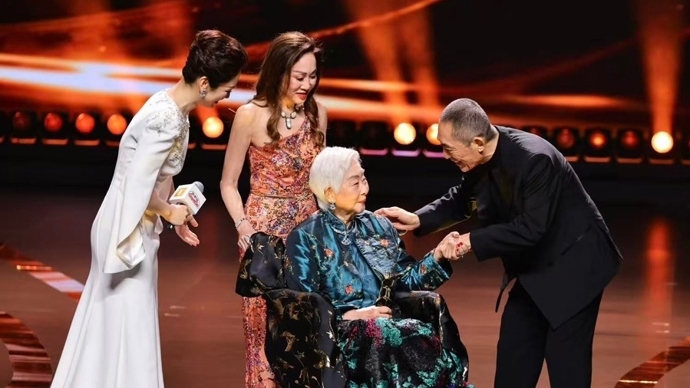 百岁卢燕领奖喊话我还能演，张艺谋20年后再获同一殊荣